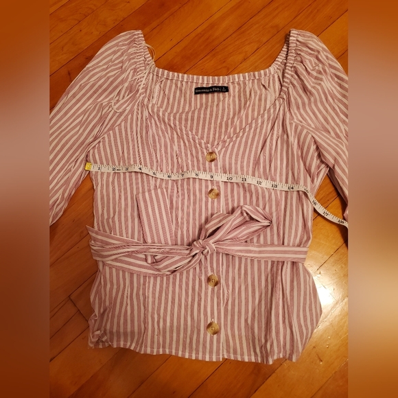Abercrombie & Fitch striped blouse (burgundy and white). Cropped. Women size L. - Picture 5 of 7